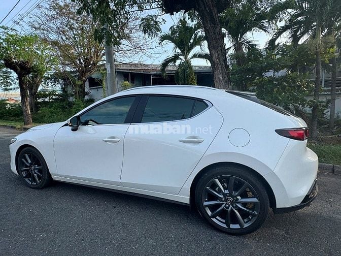 Bán xe Mazda 3 Premium 2023 Màu trắng, kiểu hatchback thể thao