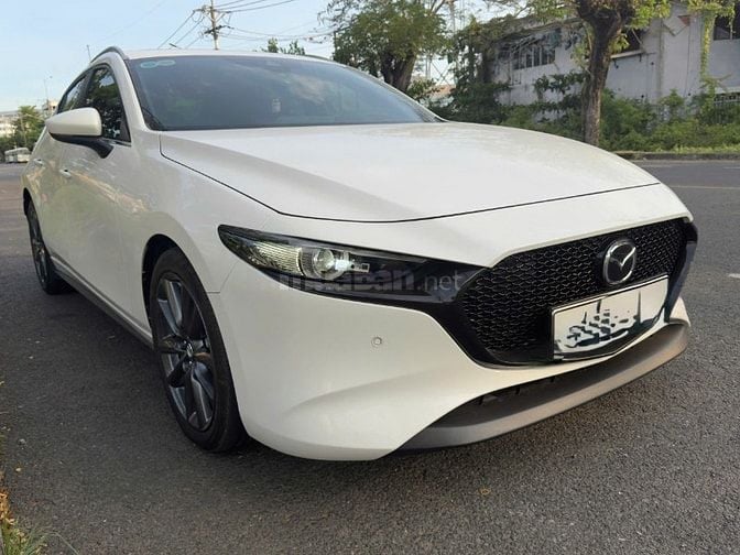 Bán xe Mazda 3 Premium 2023 Màu trắng, kiểu hatchback thể thao