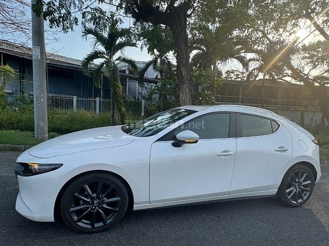 Bán xe Mazda 3 Premium 2023 Màu trắng, kiểu hatchback thể thao