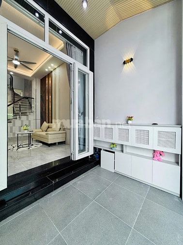 Nhà trệt + 2 Lầu tuyệt đẹp CAO CẤP, hẻm xe hơi sau lưng MT Đường Số 9,