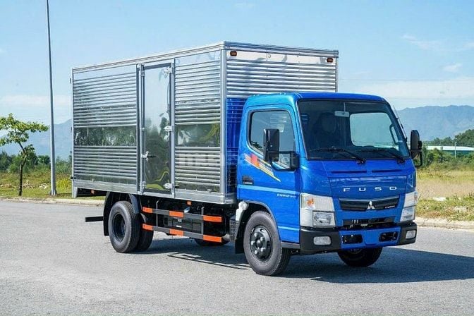 XE TẢI MITSUBISHI FUSO TF4.9 TẢI 1.9 TẤN THÙNG DÀI 4,45M