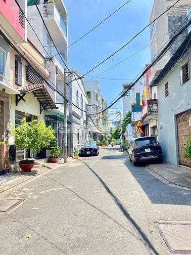 Bán nhà hẻm nhựa 6m Lê Thúc Hoạch 4 x 19,3m đúc lửng, giá 6,3 tỷ