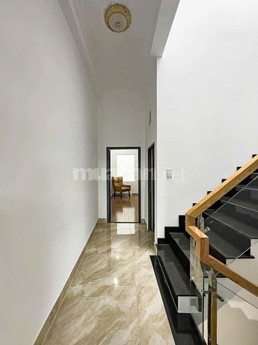 bán nhà DT 4mx16,3m đường 10m ô tô xe tải, xe hơi vào nhà, giá rẻ 