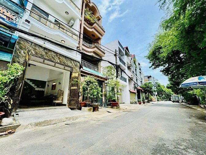 bán nhà DT 4mx16,3m đường 10m ô tô xe tải, xe hơi vào nhà, giá rẻ 