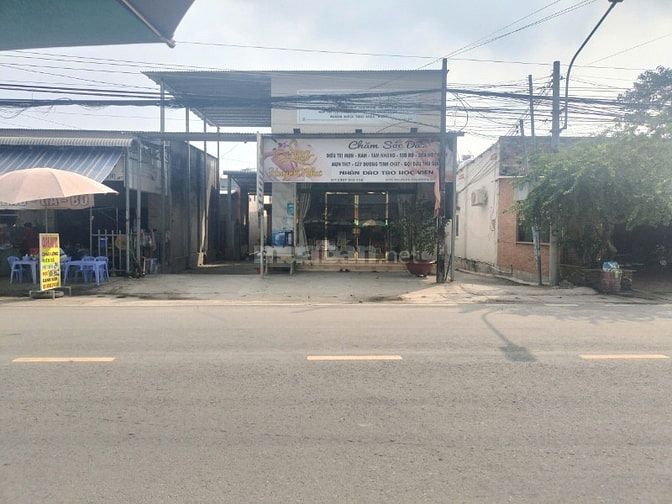 Nhà mặt tiền cách chợ 50m nở hậu cần bán