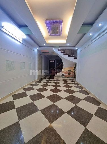 Hoàng Quốc Việt, Ngõ ô tô tránh nhau, kinh doanh sầm uất, 2 mặt