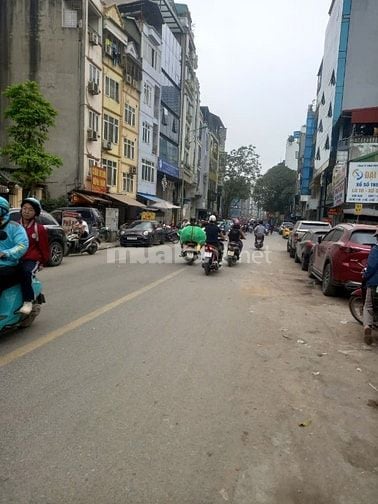 Bán 60 m2 đất Tặng nhà 3 tầng đẹp khung Bê Tông-Đê La thành -Đống đa