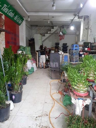 Cho thuê tầng 1 và 1 tầng hầm làm cửa hàng.