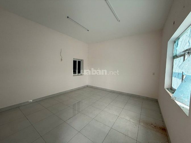 Cho thuê kho xưởng DT 700 m2, có văn phòng, điện 3 pha, mặt đường 835