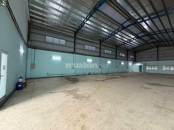 Cho thuê kho xưởng DT 700 m2, có văn phòng, điện 3 pha, mặt đường 835