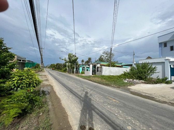 Cho thuê kho xưởng DT 700 m2, có văn phòng, điện 3 pha, mặt đường 835