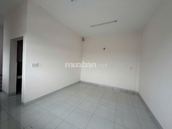 Cho thuê kho xưởng DT 700 m2, có văn phòng, điện 3 pha, mặt đường 835