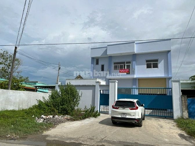 Cho thuê kho xưởng DT 700 m2, có văn phòng, điện 3 pha, mặt đường 835