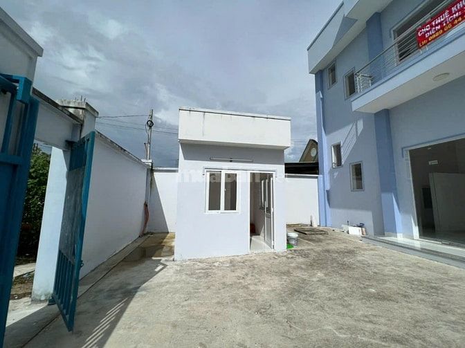Cho thuê kho xưởng DT 700 m2, có văn phòng, điện 3 pha, mặt đường 835
