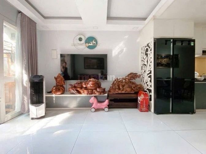 Nhà ngộp cần bán gấp đi nước ngoài đường Nguyễn Tri Phương, P9, Q5