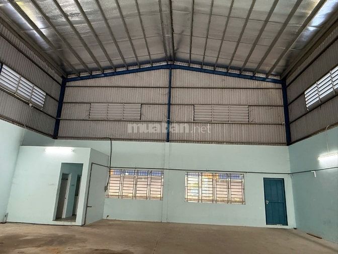 Cho thuê kho xưởng DT 700 m2, có văn phòng, điện 3 pha, mặt đường 835