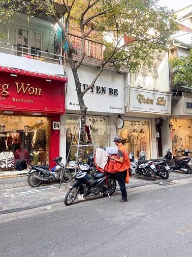 giá nào cũng bán. mặt đường phố cổ hàng nón, kinh doanh bất chấp.