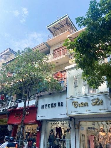 giá nào cũng bán. mặt đường phố cổ hàng nón, kinh doanh bất chấp.