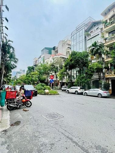 Bán nhà Mặt phố đường đôi, kinh doanh đỉnh, gần Trung tâm Y tế quận
