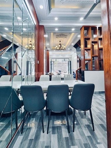 Bán căn nhà phố nằm ngay thị trấn cách Phú Mỹ Hưng chỉ 5p di chuyển.