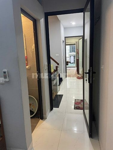 cho thuê 1 phòng tầng 3 khép kín tại ngõ 465 Đội Cấn gần Cầu Giấy, HQV