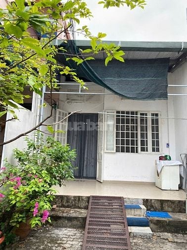 Nhà nhỏ khu dân cư yên tĩnh, có sân vườn