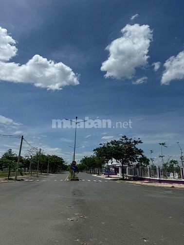 Cần ra gấp lô đất mặt tiền đường D2D Long Thành. 90m2 giá 2.3 tỷ