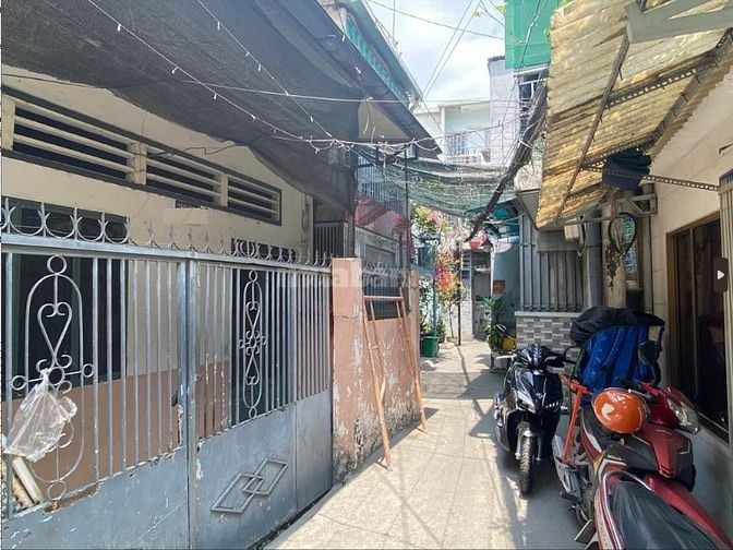 Kẹt tiền cần Bán gấp nhà cấp 4 đường Bến Vân Đồn Q4