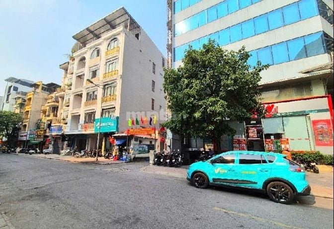 Hiếm! Bán gấp nhà mặt phố Vương Thừa Vũ, DT 160 m2, MT 9 m, lô góc 3 t