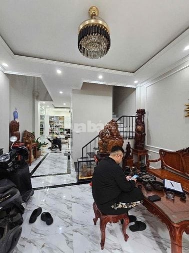 NHÀ MỚI 6 TẦNG, THANG MÁY NỘI THẤT ĐỒ GỖ GIÁ TRỊ, Ô TÔ ĐỖ CỬA