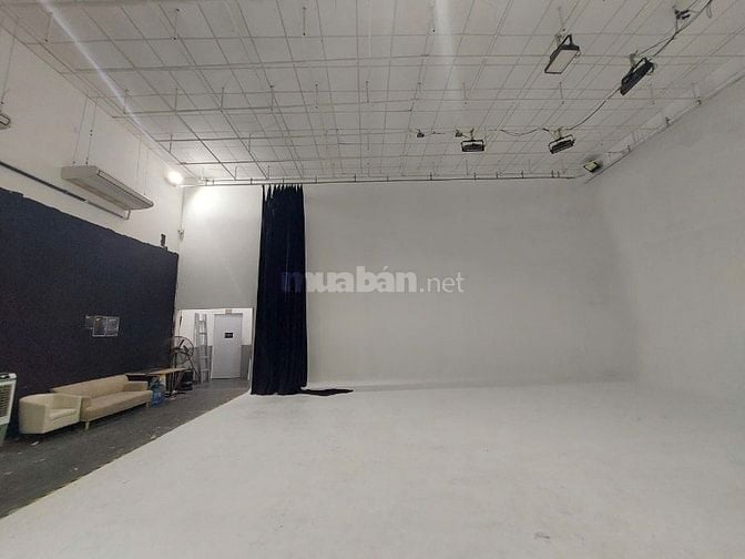 Cho thuê kho Quận 7 đường Nguyễn Văn Linh có trần la phông mát DT 300m