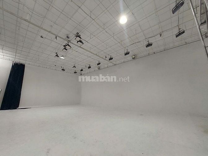Cho thuê kho Quận 7 đường Nguyễn Văn Linh có trần la phông mát DT 300m