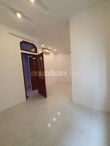 Cho thuê nhà 5 tầng tại số 6 ngõ 713 Lạc Long Quân, ô tô đỗ cửa