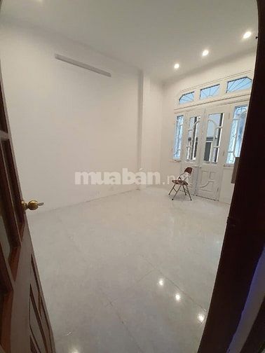 Cho thuê nhà 5 tầng tại số 6 ngõ 713 Lạc Long Quân, ô tô đỗ cửa
