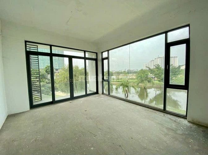 Bán biệt thự Lucasta Khang Điền, căn bờ sông, 798m2, 3 tầng, nhà thô