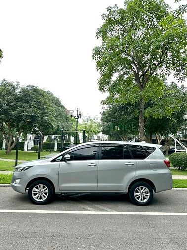 BÁN XE Ô TÔ Toyota Innova 2.0E màu bạc đời 12/2019 số sàn