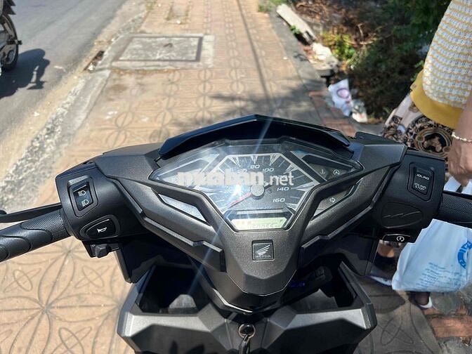 Varrio 150 2018 mẫu cũ màu vàng cát lên khoá smk.