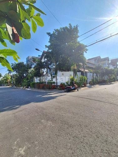 Biệt Thự Phước Kiển, DT 11x20m, 2 mặt tiền siêu rộng.