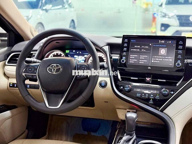 Toyota Camry 2023 2.0Q - 7000 km
