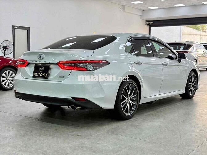 Toyota Camry 2023 2.0Q - 7000 km
