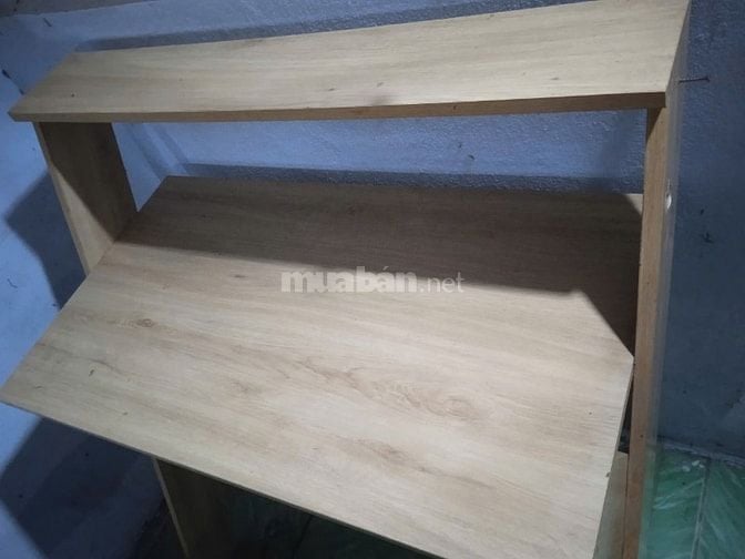 BÀN HỌC VÀ KỆ SÁCH GỖ ĐẸP MỚI 80%