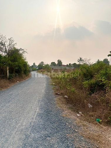 2200m2 có 5m2 thổ cư. Đường nhựa. Gần KCN. Giá 1,65 tỷ 