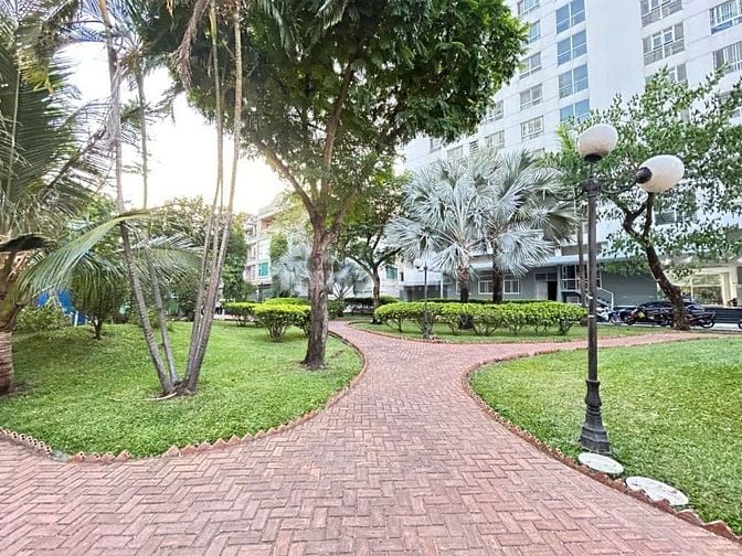 CC 52 P5 Q8 2PN 63m2 thang máy, tặng Nội thất, sổ sẵn, lầu thấp 