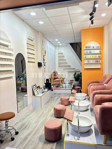 Hàng mới mặt tiền kd sầm uất . 