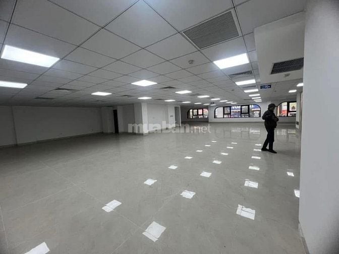 Cho thuê mặt bằng Xuân Thuỷ mặt bằng 400m2 thông sàn mặt tiền 12m 