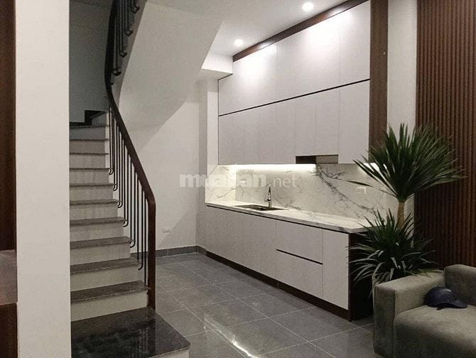 Bán nhà Lạc Long Quân 48m2 x 5 tầng MT 5,5m2 - Nhà mới - cách oto 50m.