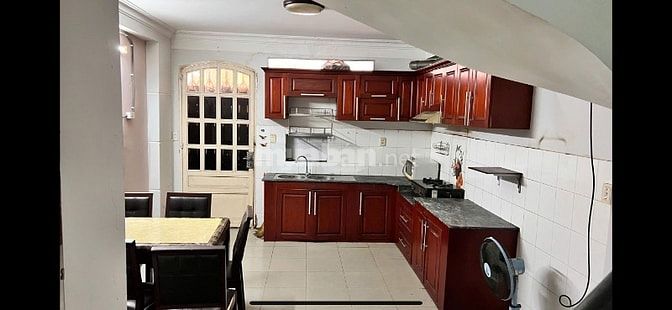 Cho thuê nhà nguyên căn, 1 trệt 2 lầu, 2 mặt tiền đường, dt 4x15 ngay 