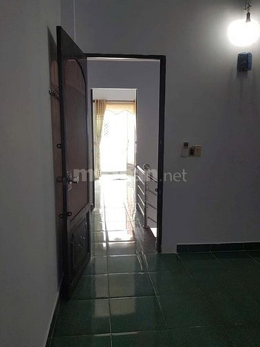 cho thuê nhà 1 trệt 1 lầu 2PN 2WC có sẵn máy lạnh ngay ngã tư Thủ Đức