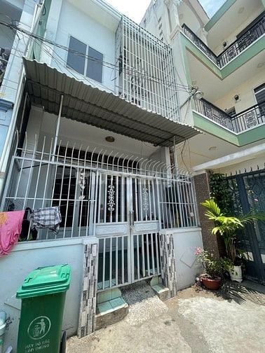 cho thuê nhà 1 trệt 1 lầu 2PN 2WC có sẵn máy lạnh ngay ngã tư Thủ Đức