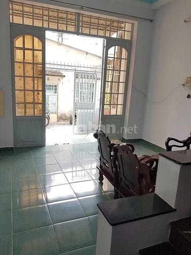 cho thuê nhà 1 trệt 1 lầu 2PN 2WC có sẵn máy lạnh ngay ngã tư Thủ Đức